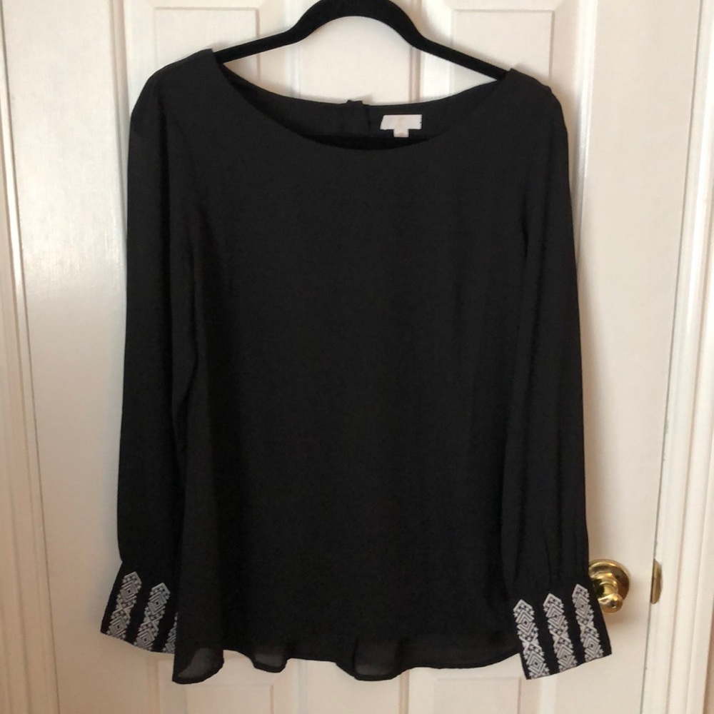 NWOT Charming Char cuff detail back button blouse